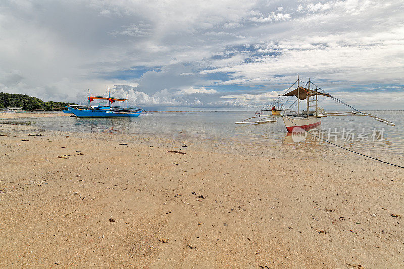 村子或小船上岸。 Punta Ballo 海滩-Sipalay-菲律宾。 0290